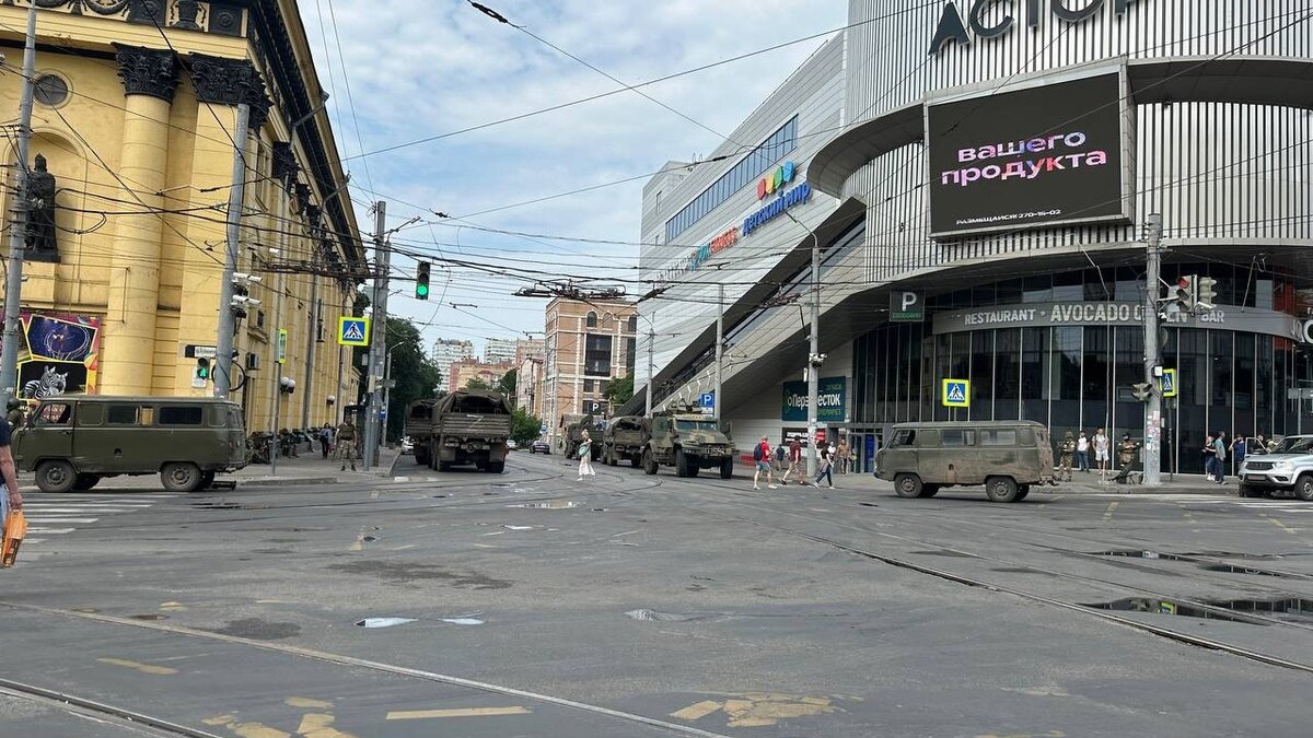     В Ростове-на-Дону начали восстанавливать дорожное покрытие, которое было повреждено при движении техники ЧВК «Вагнер». По информации городской администрации, работы проводятся на проспекте Буденновском.