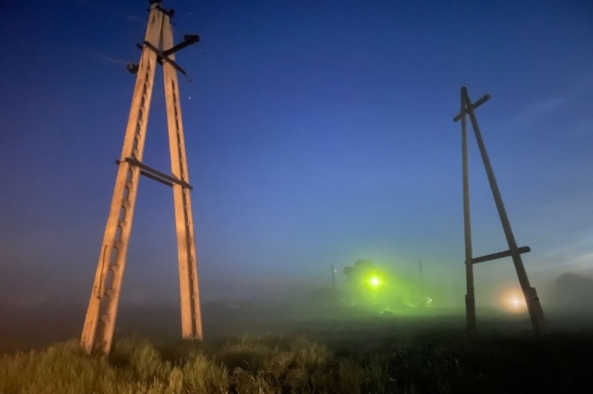    Девушка забралась на конструкцию и задела провод, получив удар током.