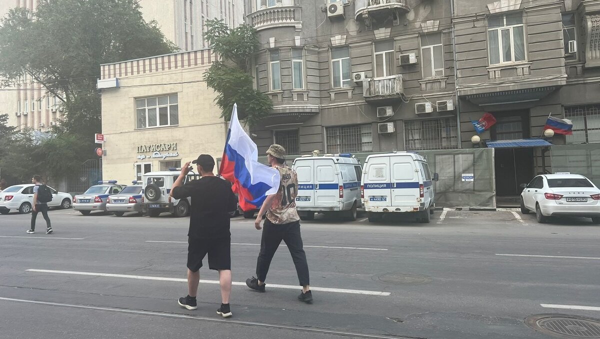     Ростовчане рассказали, что, несмотря на мирное разрешение ситуации с ЧВК «Вагнер» в городе 24 июня сохранялась напряженная обстановка, об этом сообщил портал «РБК».