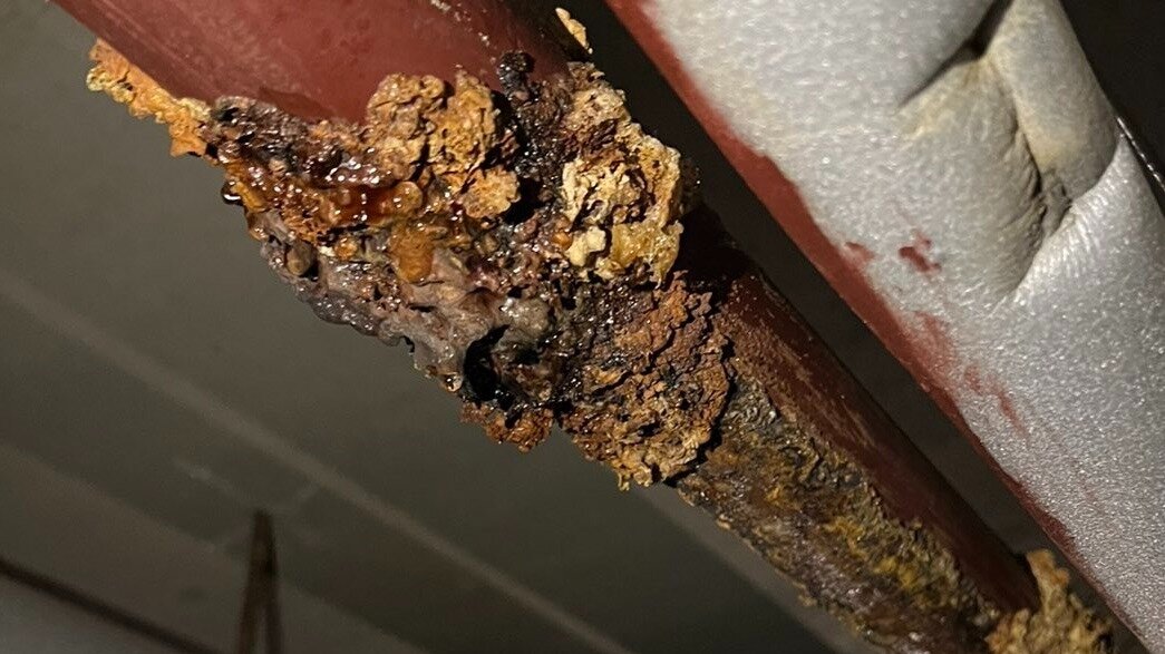     В редакцию издания обратились жители домов №55 и 51 на улице Советской. Они недовольны работой управляющей компании, обслуживающей дом, и опасаются прорыва труб.