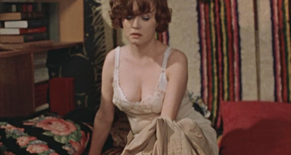 Зачем советские женщины носили комбинации?