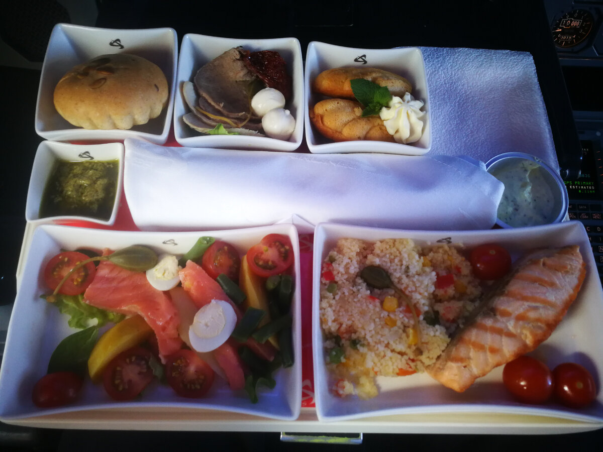 Пилот еда. Пилот еда. Обед пилота самолета. Завтрак пилота. Пилот еда.