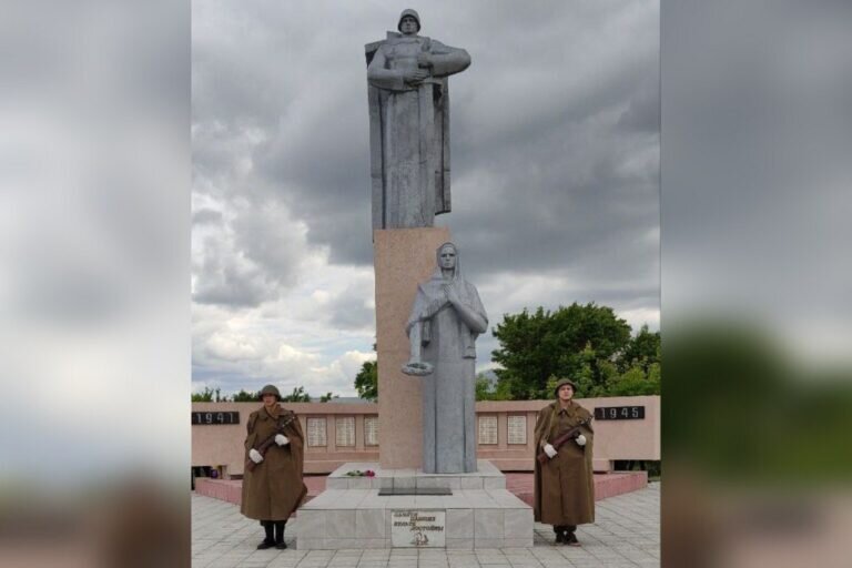    В Кувандыкском округе обновили памятник погибшим на фронтах Великой Отечественной войны Марина Шарт