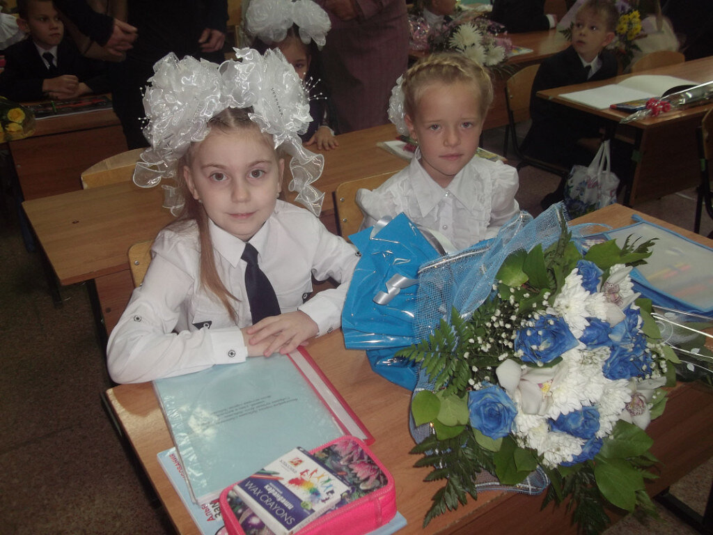 Роксана в первом классе с подружкой Настей. Дружат еще из детского садика