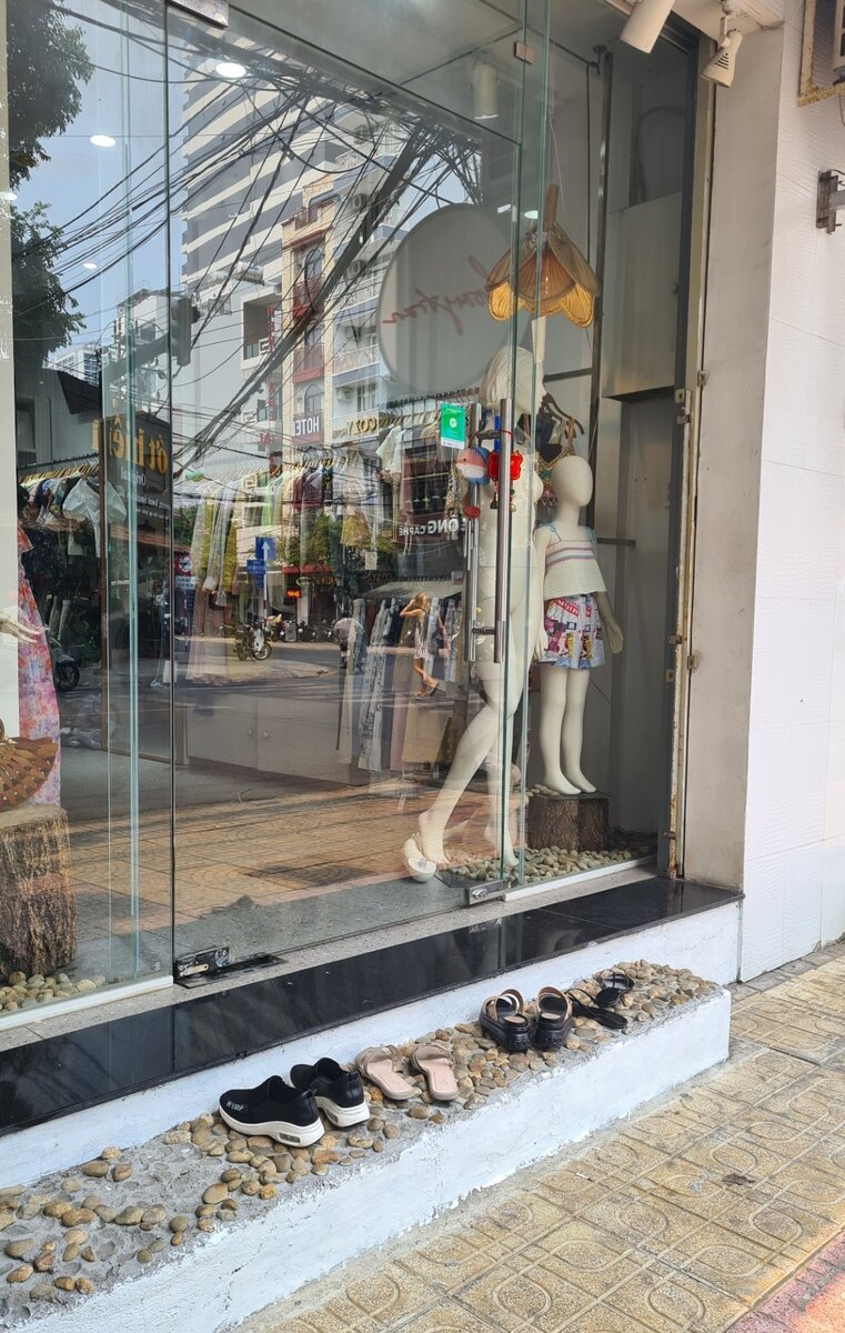 Можно догадаться, что в магазине  3 посетителя. Потому что одна пара - продавца!)