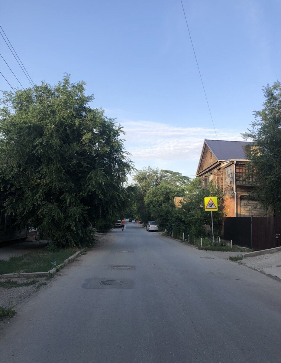 Обратила внимание, что нет или очень мало уличных фонарей. И, о да, бездомные собаки! Вечером здесь я бы не гуляла. Фото автора