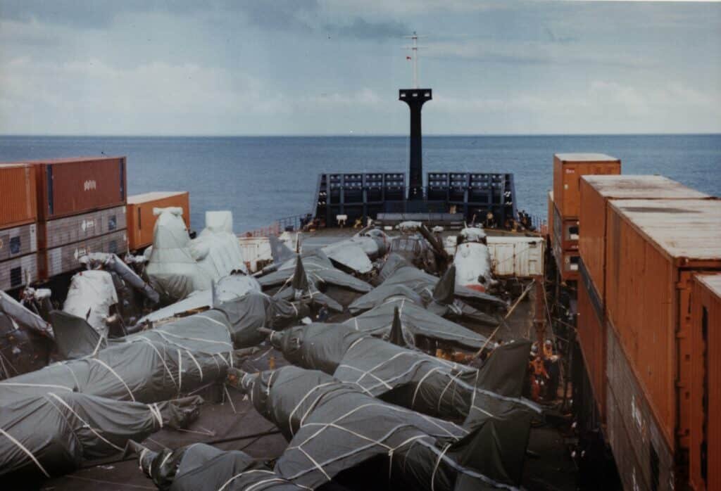 Для дополнительной защиты от соленой воды истребители Hawker Siddeley Harrier покроют специальным полотном, фактически упакуют в мешок.