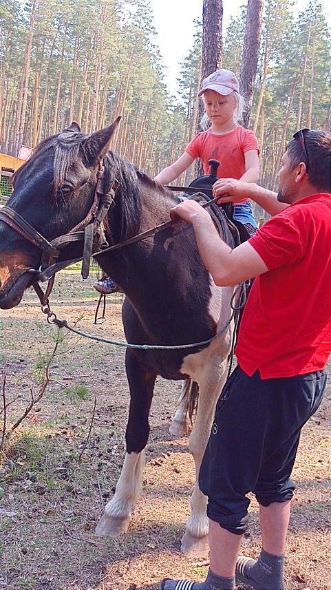 Слушает внимательно