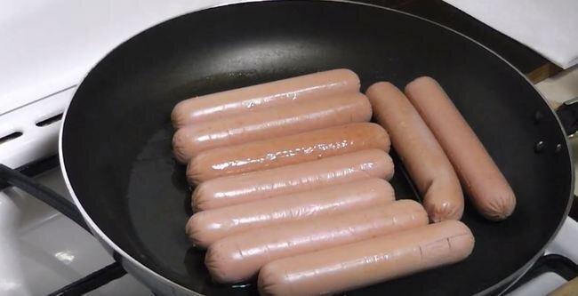 Сосиски на сковороде