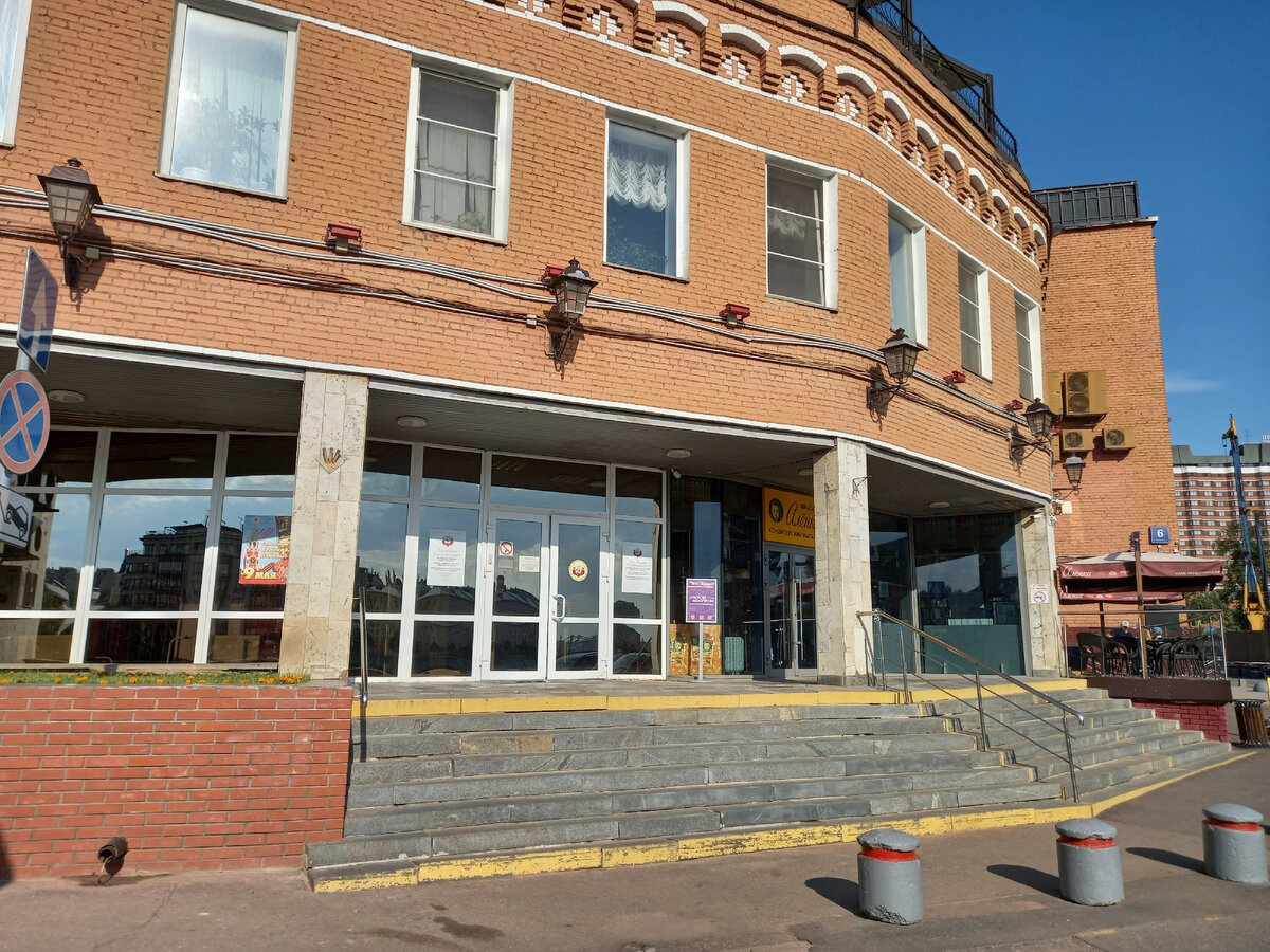 Это вход в музей - Берсенёвская набережная, дом 6, стр. 1.