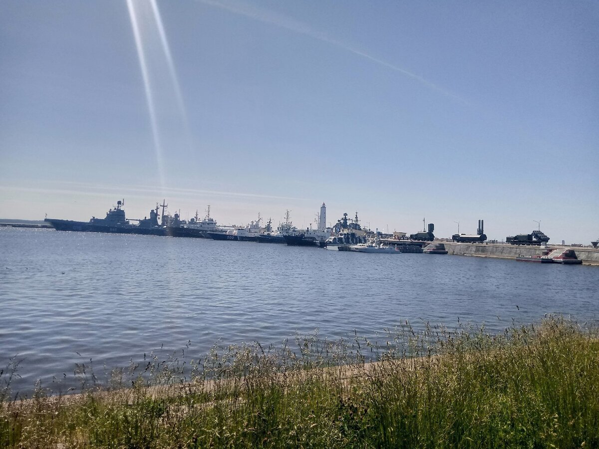 Новогодний кронштадт 2023. Новогодний кронштадт 2023. Новогодний кронштадт 2023. Питер ледяная скульптура. Игра ледяные фигуры.