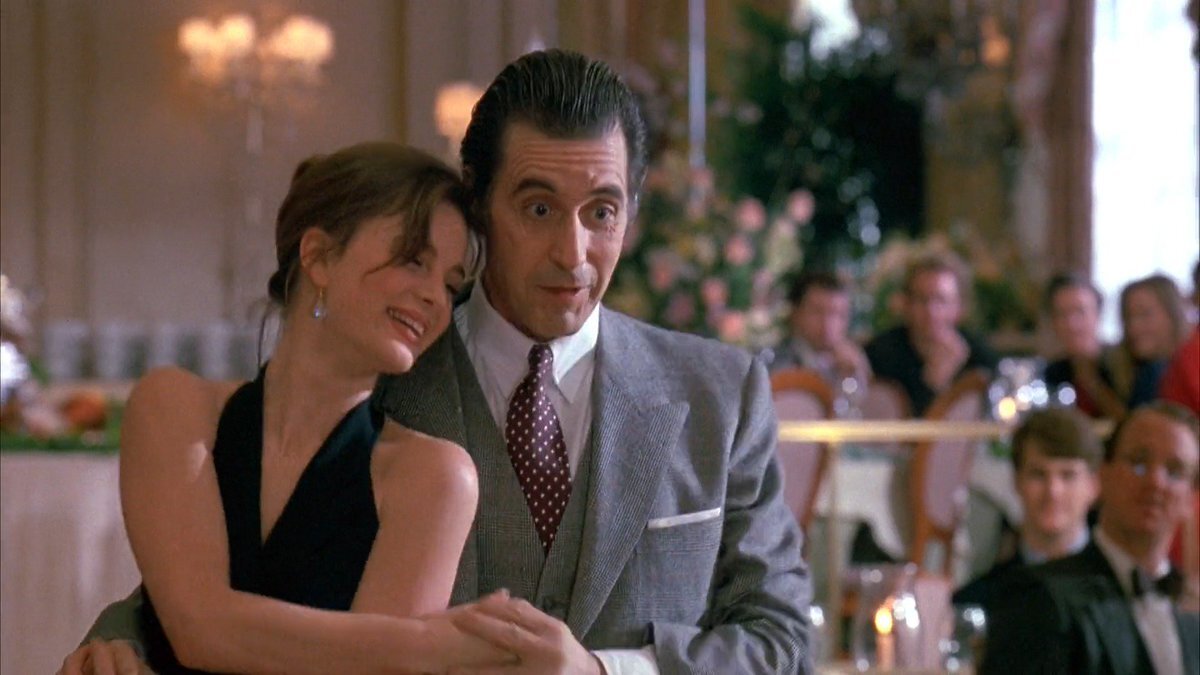 Одна из самых лучших ролей, сыгранных гениальным актером Аль Пачино, и один из лучших фильмов столетия. Он повествует о подполковнике в отставке, о человеке, которому приходится страдать из-за слепоты и невозможности сделать то, о чем он мечтает — провести день в роскоши и в компании шикарных женщин.