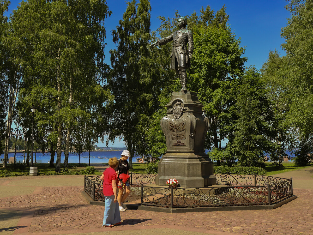 Памятник петру 1 детям. Памятник Петру 1 в Петрозаводске. Памятник Петру 1 в Балтийске. Памятник Петру 1 в Кузьминках. Памятник Петру 1 в Петрозаводске на набережной.