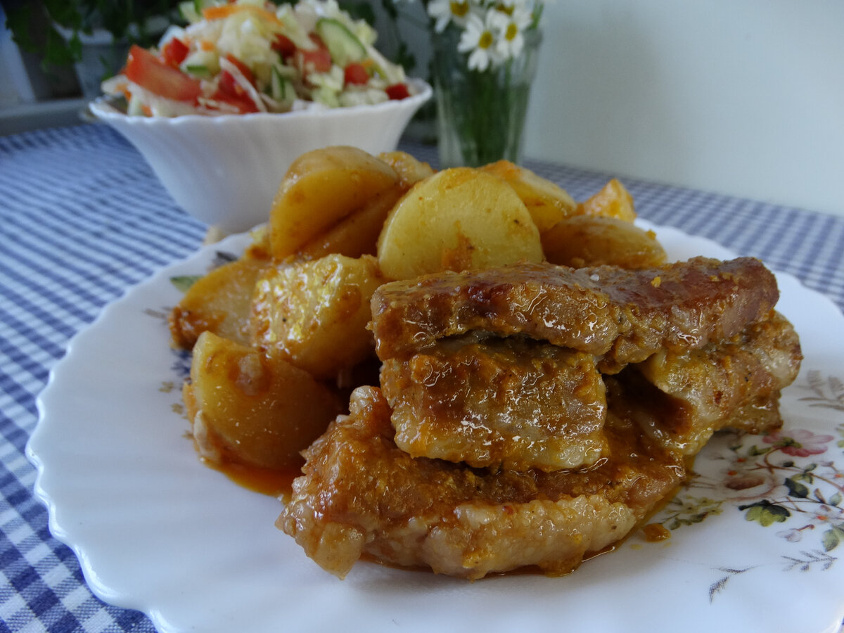 Свиные ребрышки в маринаде с картофелем, запеченные в фольге 
