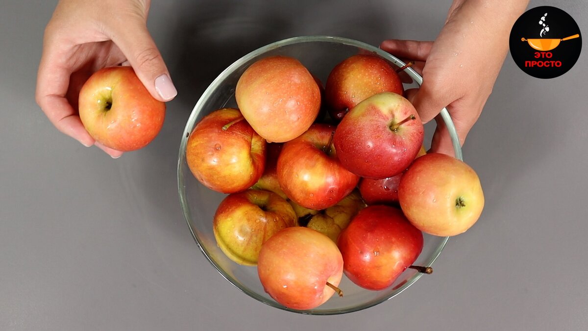 Сегодня приготовим мягкие и воздушные рогалики с яблоками. Сдобное, нежное тесто, приятное в работе, пуховое и совершенно не черствеющее, а яблочная начинка идеально дополняет его вкус!