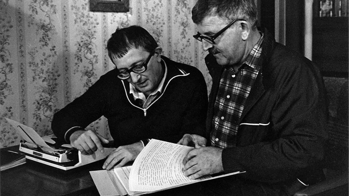 Аркадий и Борис Стругацкие (АБС) за работой. Фото с сайта https://www.rusf.ru/