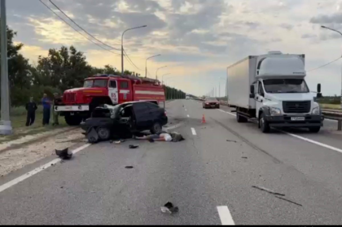    Водитель «Лады» погиб на трассе под Волгоградом, врезавшись в экскаватор