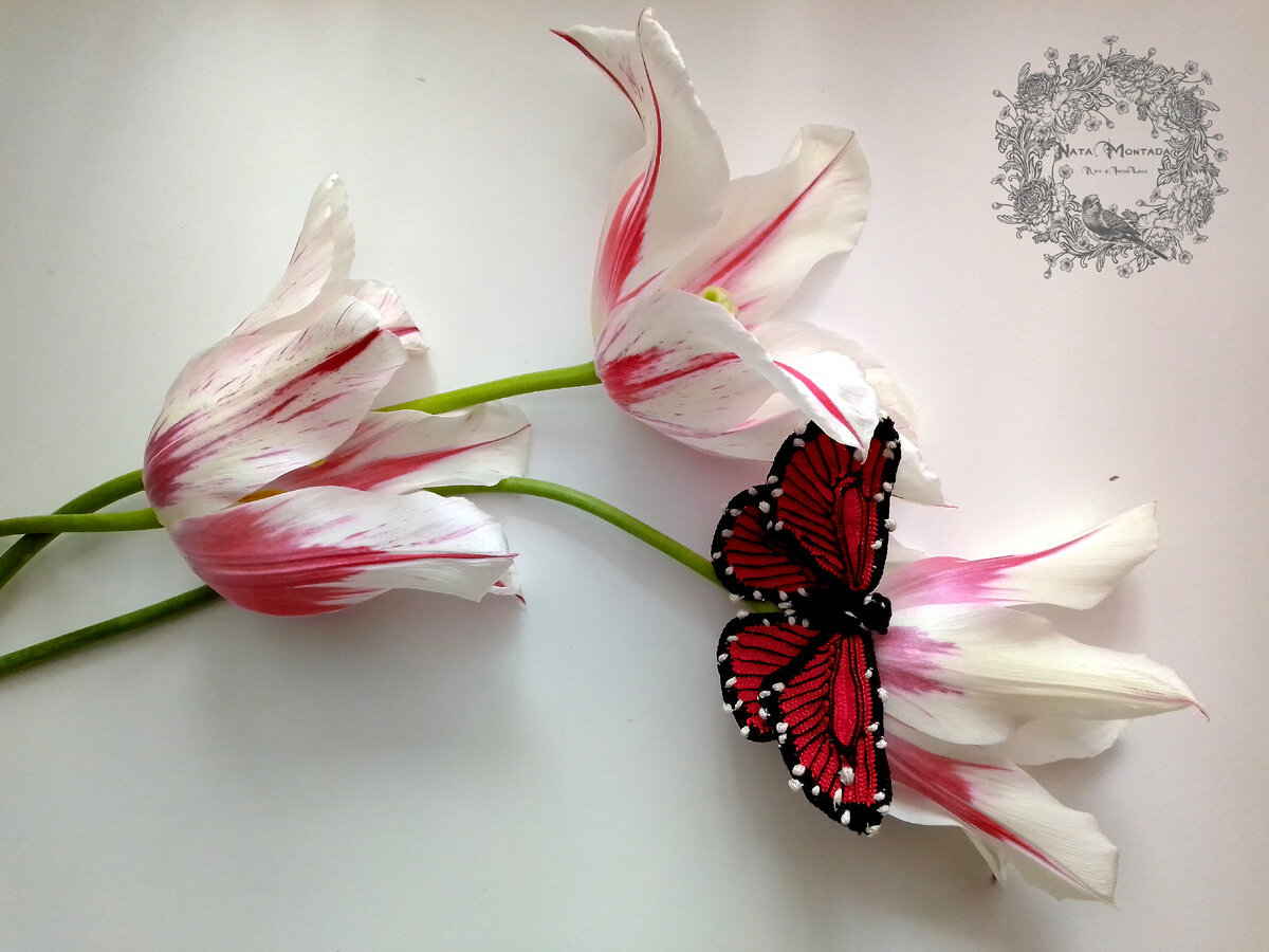 Брошь-бабочка "Данаида" из серии "Метаморфозы" распивает нектар