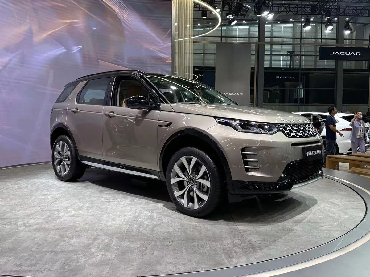 Не так давно состоялась презентация нового Land Rover Discovery Sport который дебютировала на выставке автосалоне Гуандун-Гонконг-Макао 2023. Новая модель не претерпела существенных новшеств.