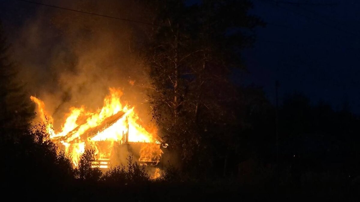     Ночью загорелся дом около железнодорожного переезда. Происшествие нашему изданию прокомментировали в региональном МЧС.