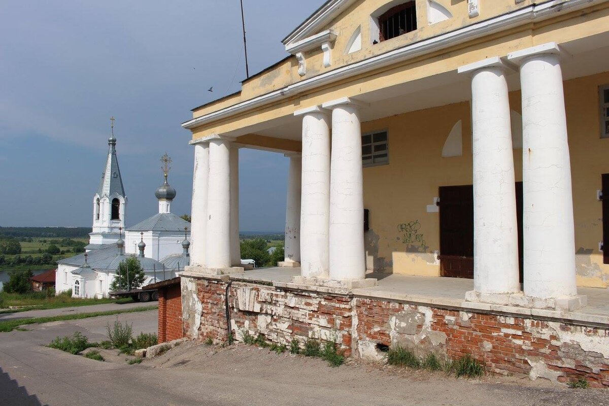 Торговые ряды, откуда как раз видны заречные дали. Стены исписаны трогательными надписями, типа: "Леша, ты сволочь, как ты можешь так поступать с любовью"