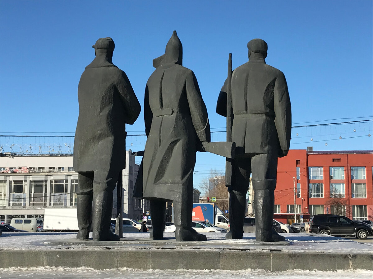 напротив театра Оперы и балета в г.Новосибирск. Площадь Ленина