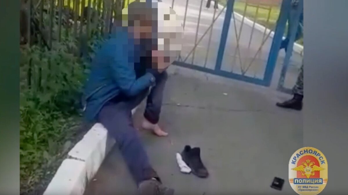     В Красноярске 39-летний мужчина угрожал совершить суицид на улице. Его смогли отговорить.