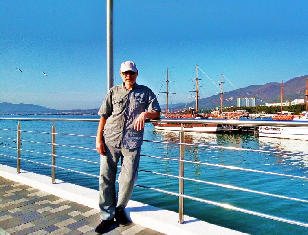 Михаил Лекс, автор рассказа и канала, Геленджик, морской причал, Чёрное море