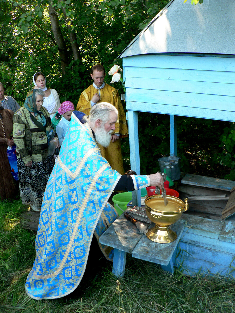 Чудотворный боголюбский источник в с. Давыдовское Владимирской области и мой духовник о. Владимир Петров. Фото Вероники Пережигиной