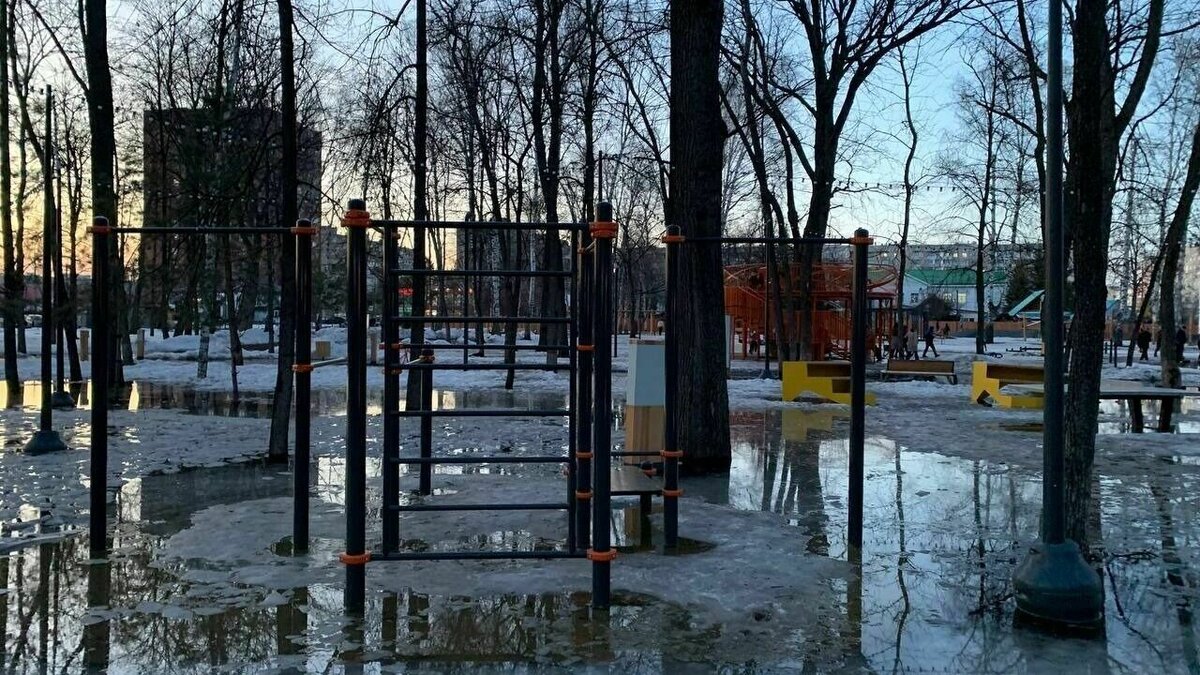     Демский парк после «зимней спячки» практически полностью ушел под воду.