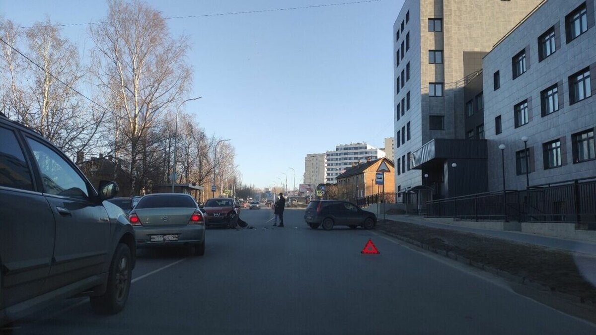     В Петрозаводске из-за дорожно-транспортного происшествия парализовано движение по двум улицам. В распоряжении редакции появились фото с места ДТП.