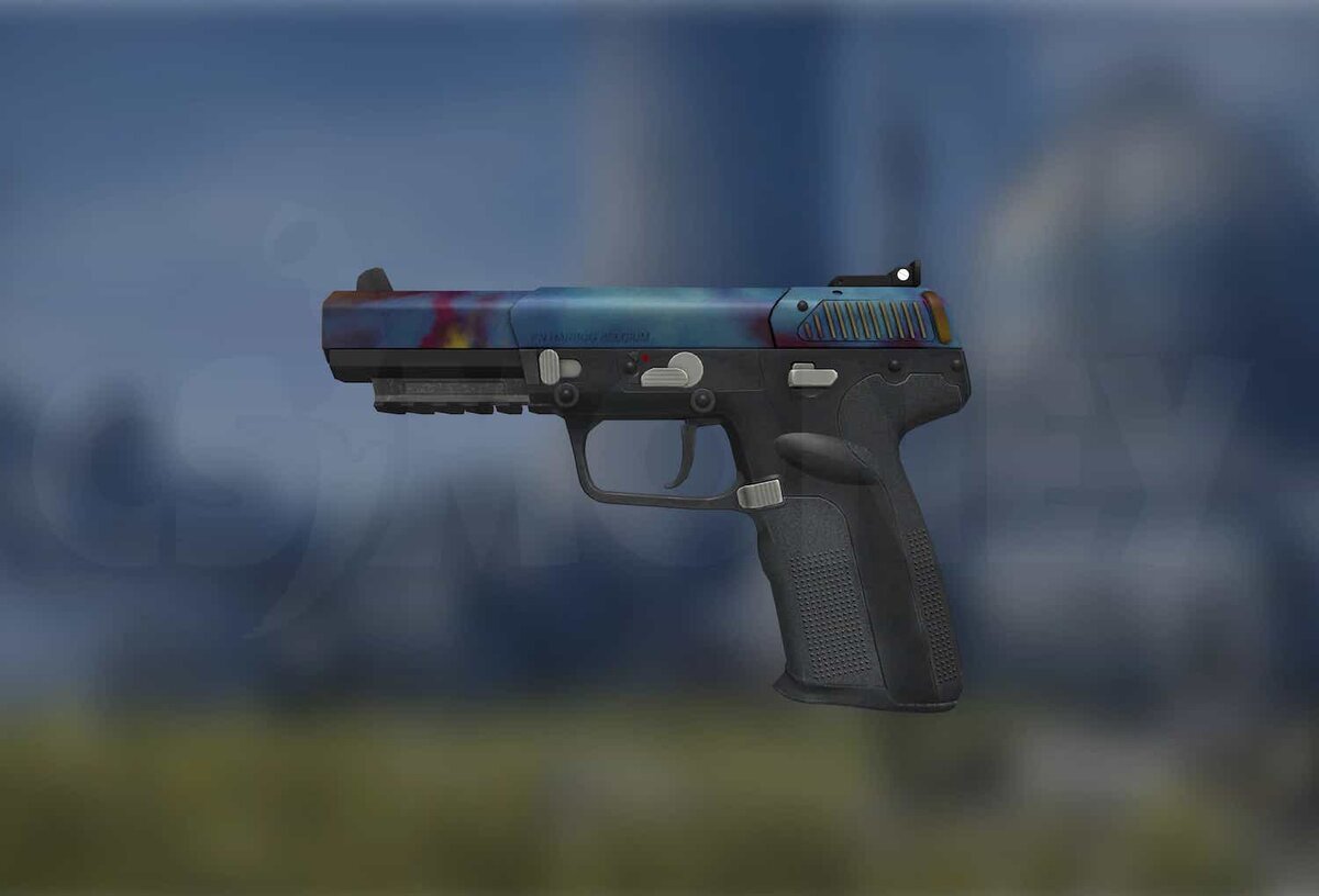 Five-SeveN Case Hardened Seed 189 демонстрирует красочный узор с синим стволом, наполненным ярко-фиолетовыми оттенками. Рядом с мушкой имеется золотое пятно с ярко-фиолетовым шрамом, похожее на горящий огонь или взрыв.