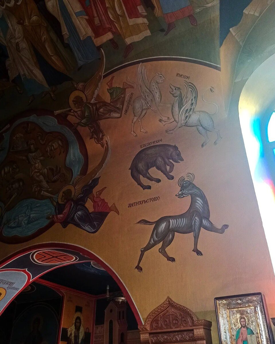 Фрески на стенах Скорбященской церкви.