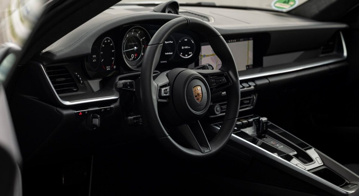 Внутри Porsche 911 Turbo S 2021 года 