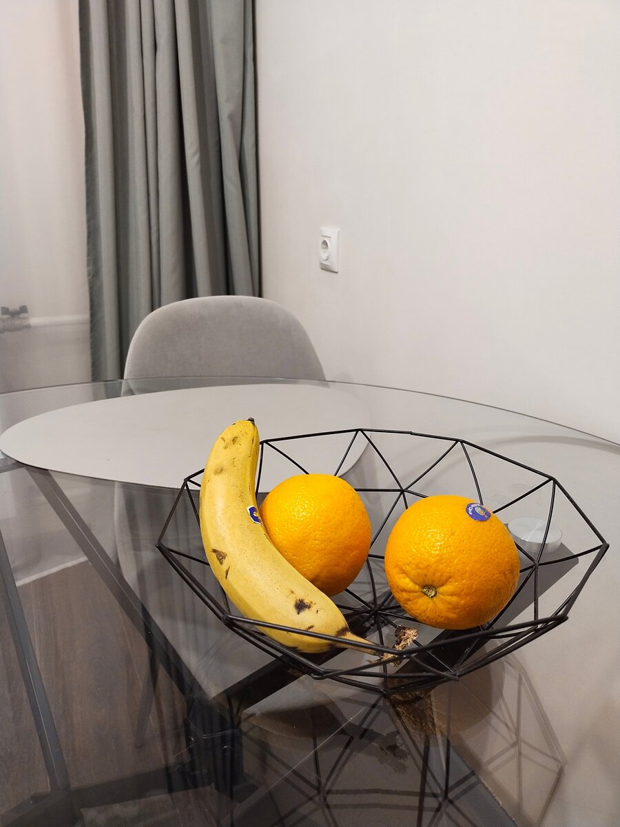 Стеклянный стол — это изящное решение для кухонь в 9 кв. метров. Но стекло быстро загрязняется.