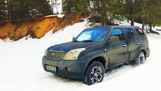 Мужик на поддельном Toyota Land Cruiser жёстко зарубился на бездорожье.