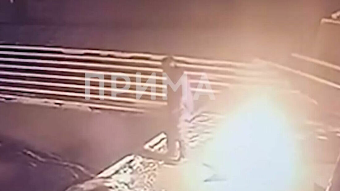     В Красноярске возбудили уголовное дело против мужчины, который справлял нужду у Мемориала Победы и сжигал цветы в Вечном огне.