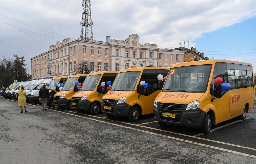 В Тверской области обеспечили новыми школьными автобусами 12 районов и округов