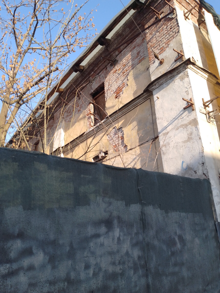 В таком виде здание стоит больше десяти лет. 