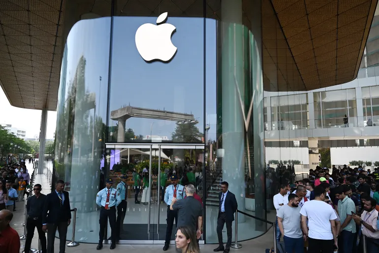 Люди стоят в очереди у первого в Индии розничного магазина Apple перед его открытием, 18 апреля 2023 года.