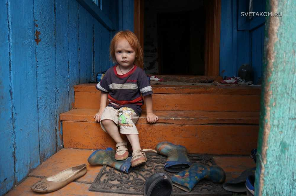 Дом бедной семьи. Нищие дети в России. Бедность в России дети.