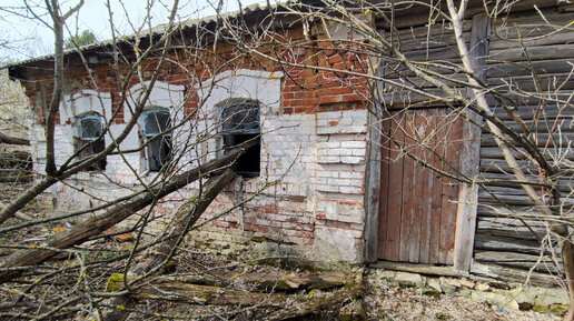 В полностью вымершей деревне. Зашёл в заброшенный дом. Всё оставлено