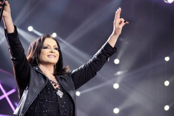    София Ротару, фото: songslyrics.ru
