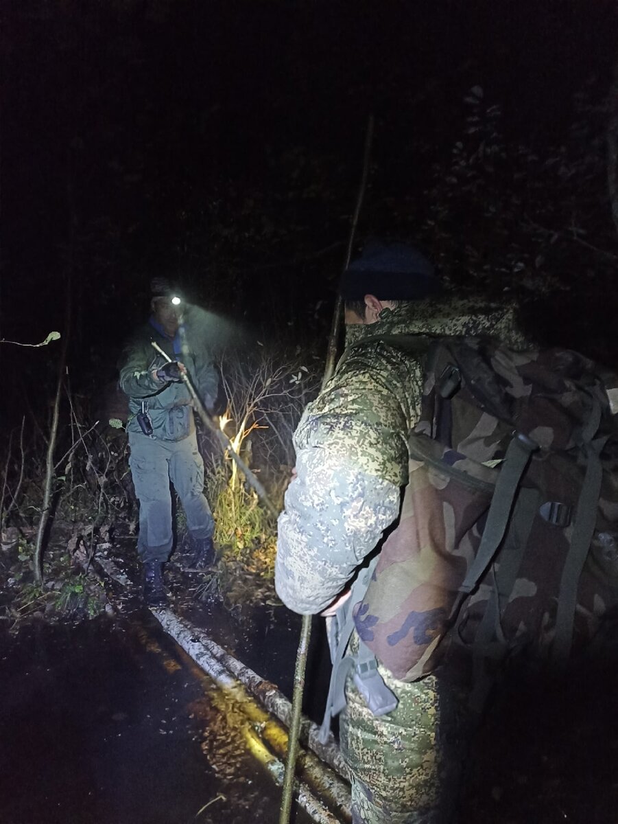 Спасатель ПСО Экстремум помогает перейти лесную речку, не замочив ноги.