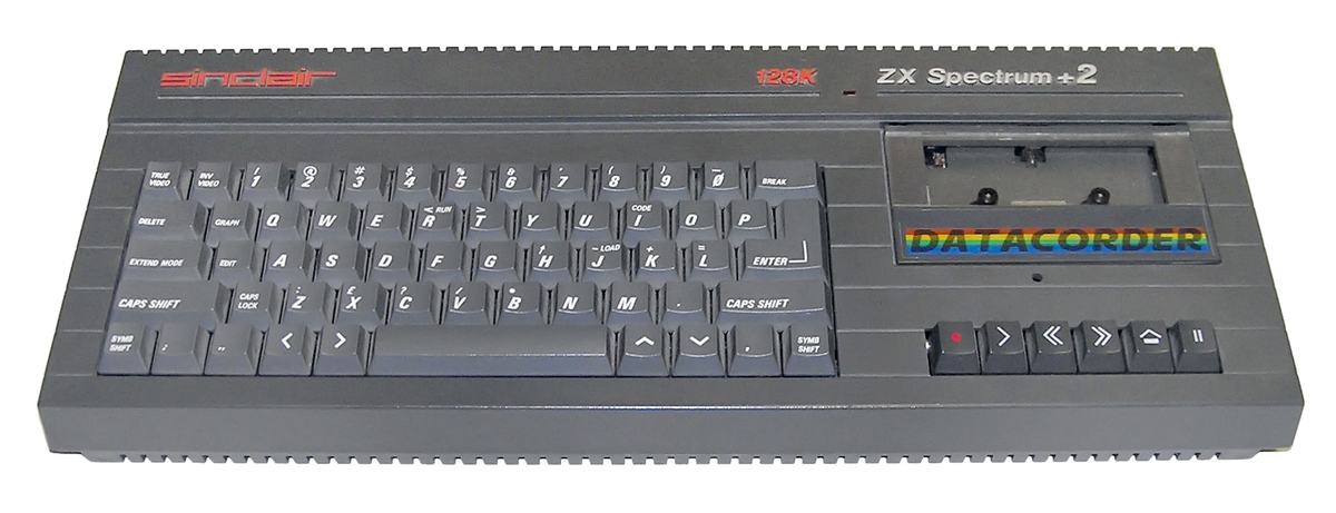 Более продвинутая фирменная модель Sinclair ZX-Spectrum 128K со встроенным магнитофоном