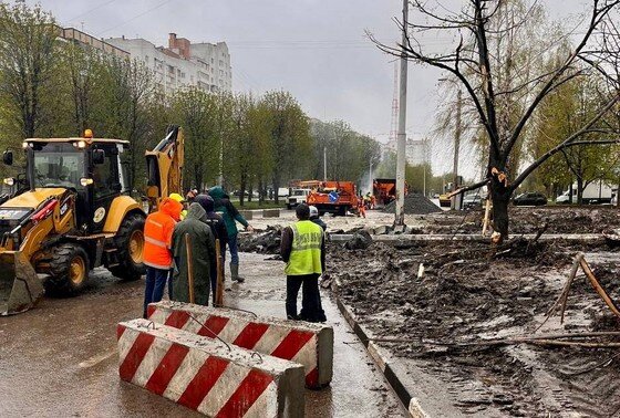    На месте происшествия на пересечении Ватутина и Губкина активно идут восстановительные работы