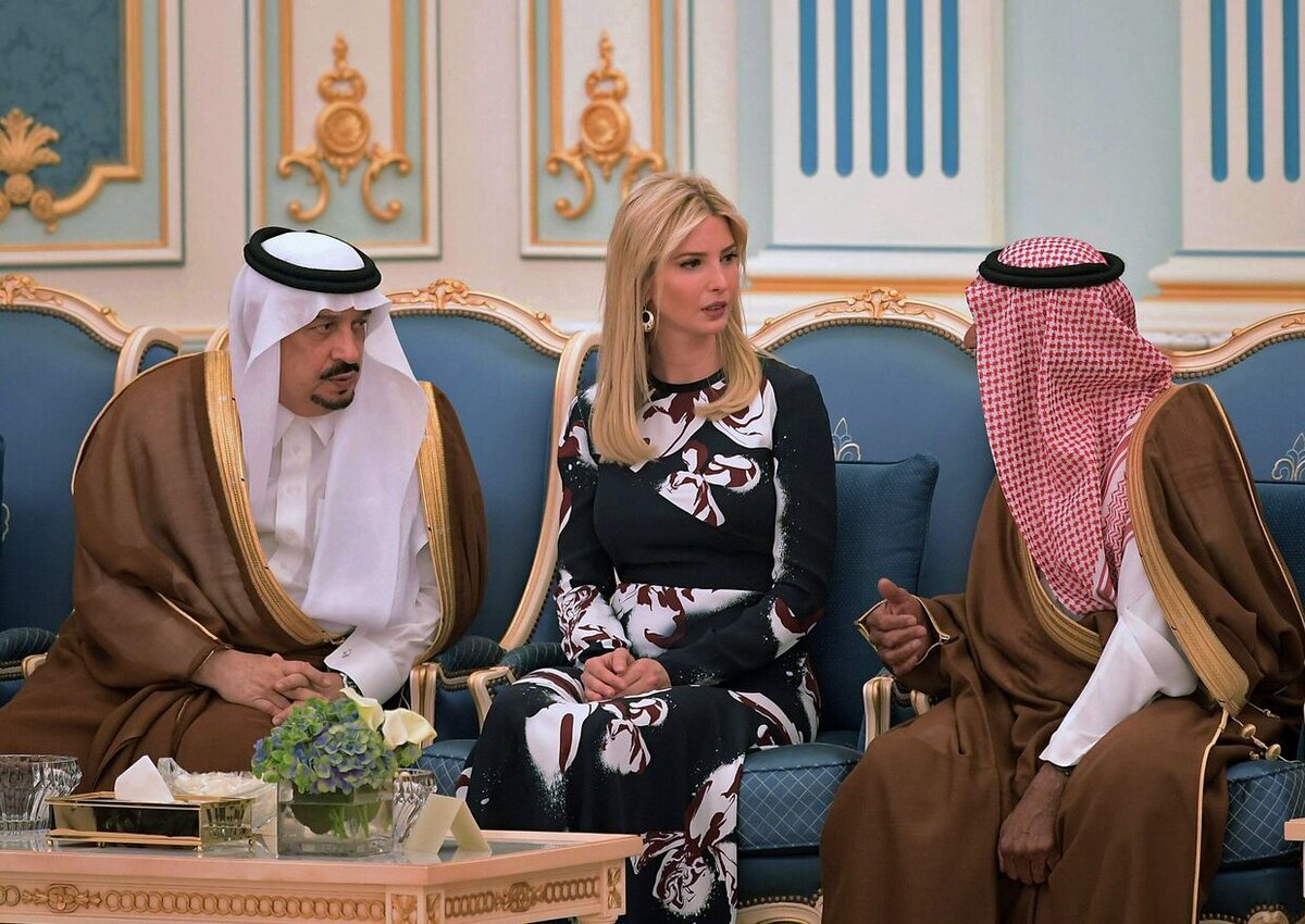 Иванка Трамп во время беседы с королем Саудовской Аравии. Источник фото: www.inosmi.ru