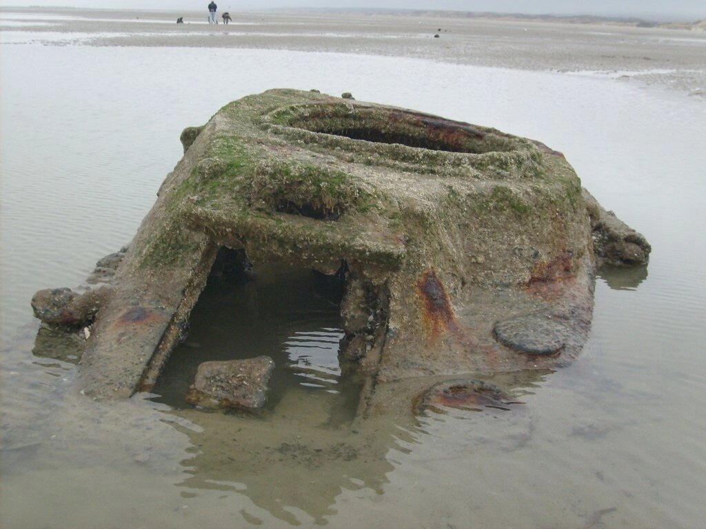 Затонувший танк виднеется из под воды
