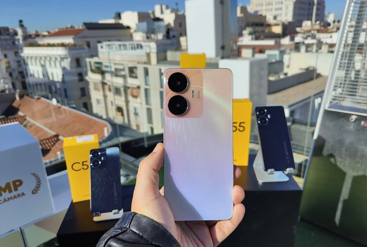    Перламутровая расцветка, переливающаяся на солнце, вызывает восторг у девушек. C55 станет удачным подарком. Фото: computerhoy.com