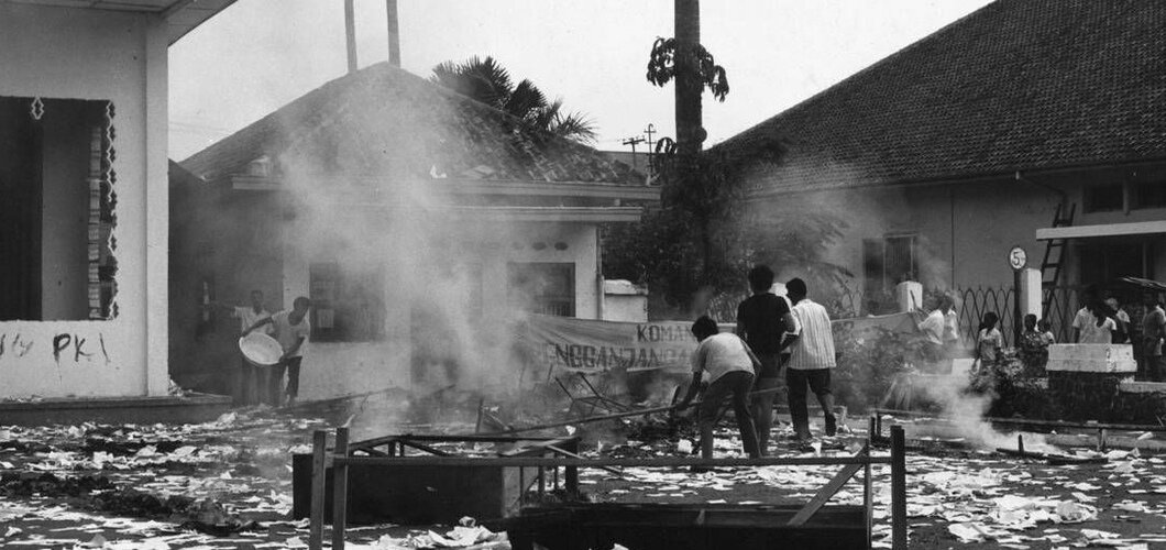 Изображение обложки: Джакарта, 1965 год. Источник: Carol Goldstein/ Keystone/ Getty Images